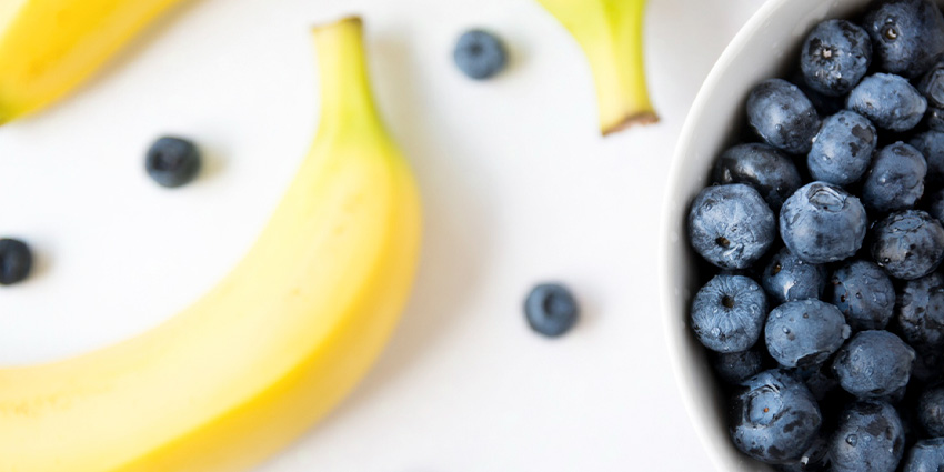 Ingredientes esenciales para un helado casero de plátano y arándanos.